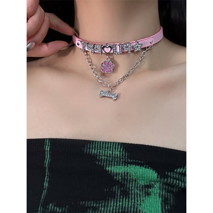 Ras-de-cou rose à pendentifs patte et os
