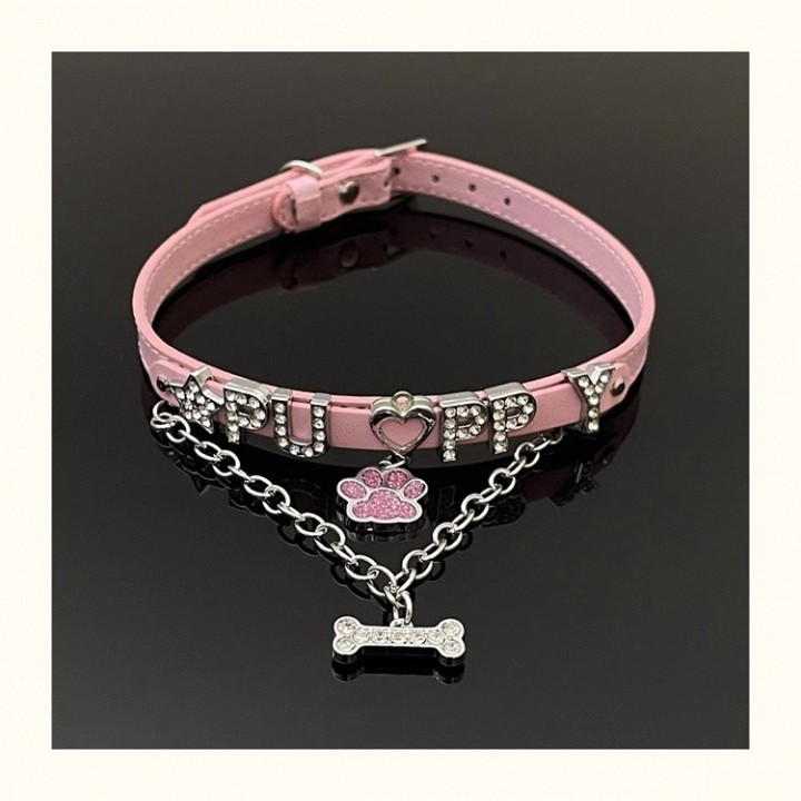 Ras-de-cou rose à pendentifs patte et os