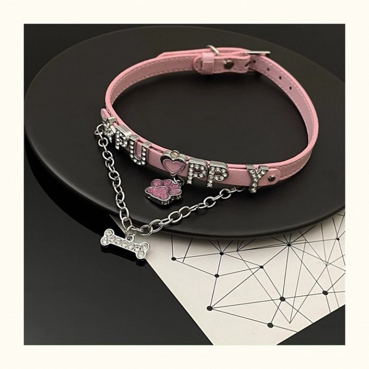 Ras-de-cou rose à pendentifs patte et os