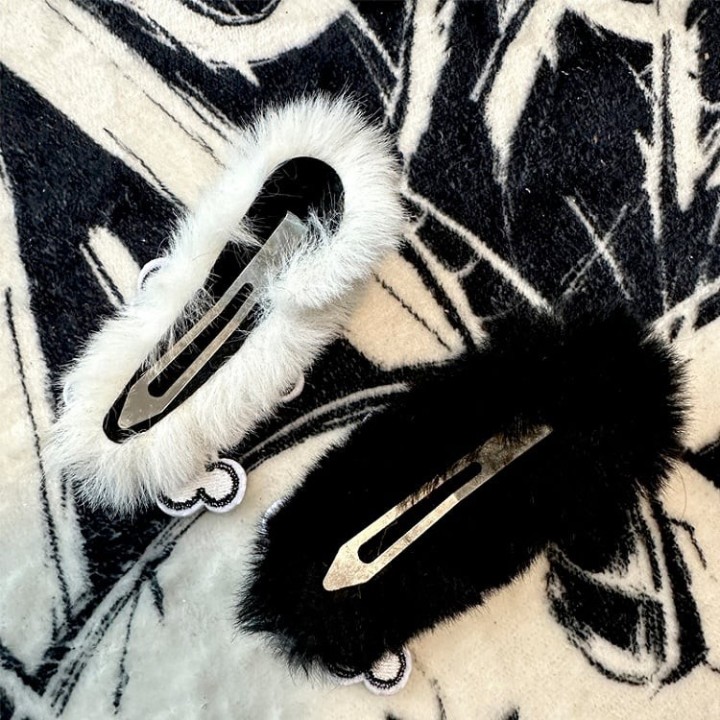 Barrette gothique à squelette appliqué