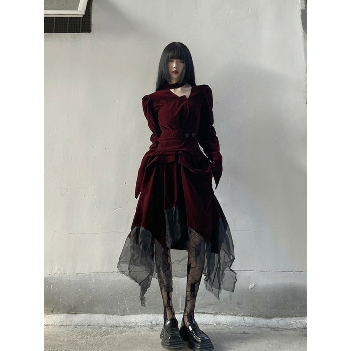 Robe gothique midi bordeaux à ourlet mouchoir