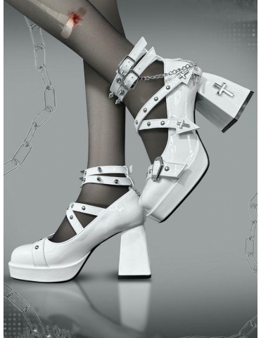 Chaussures gothiques blanches en cuir verni avec détails clous et croi