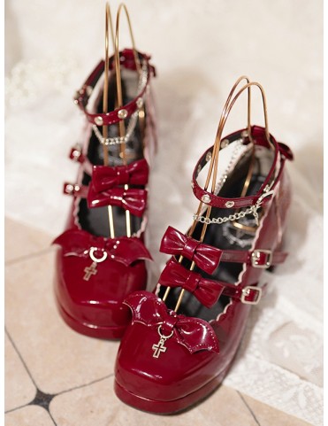 Chaussures Sorcière Élégantes avec Ailes de Chauve-Souris et Croix
