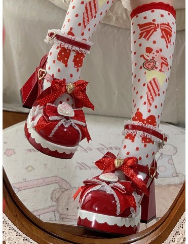 Escarpins Lolita rouges à motifs fraises et détails nœuds
