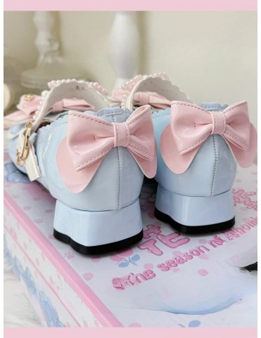Escarpins Mary Janes bleu, détails nœud et motif patte de chat en cuir
