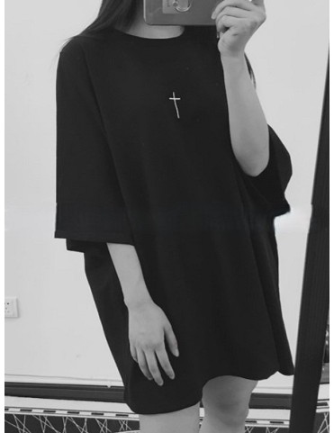 T-shirt noir oversize gothique à croix brodée