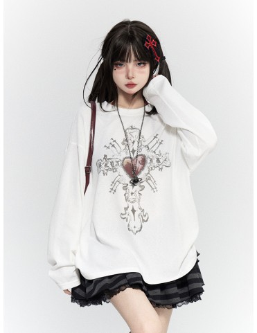 T-shirt blanc décontracté avec motif croisé noir et cœur rouge