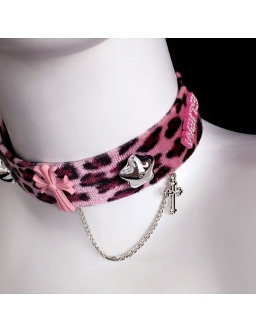 Choker léopard rose avec ornements étoile et croix