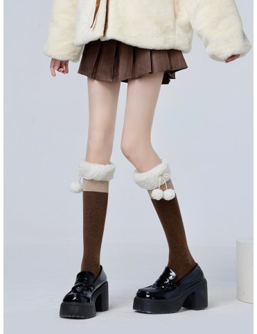 Chaussettes hautes en peluche à revers avec pompon