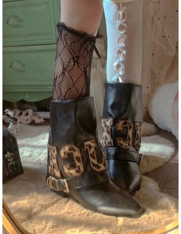 Bottines à pointe noire et talon moyen - Imprimé léopard, patchs et dé