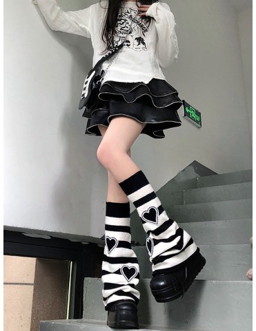 Chaussettes montantes tricotées rayées avec motifs cœurs