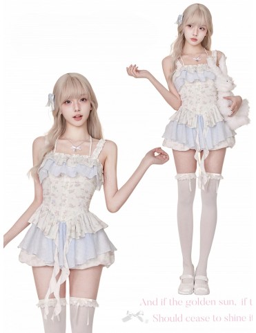 Robe bleue et blanche à volants superposés avec imprimé floral