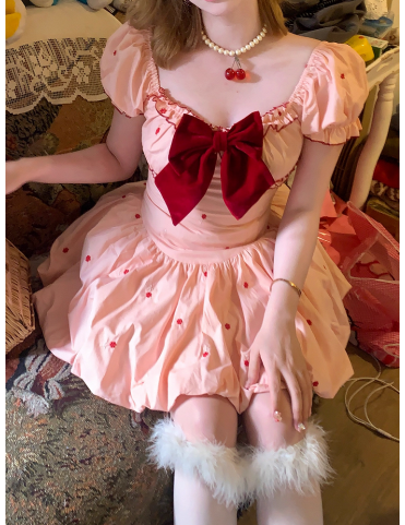 Robe rose brodée florale à manches bouffantes et ourlet à volants