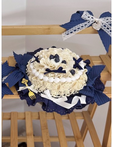 Mini chapeau en forme de myrtille bleu marine et beige avec pinces