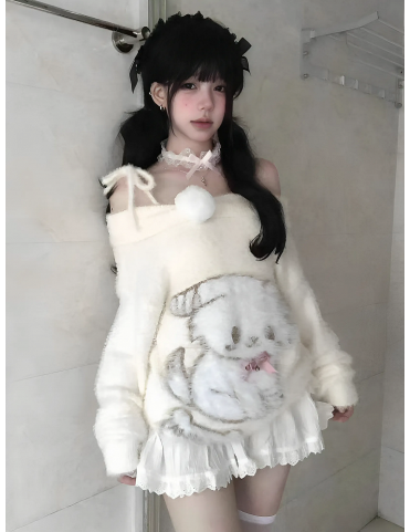 Pull en peluche beige à épaules dénudées avec nœud rose et clochette