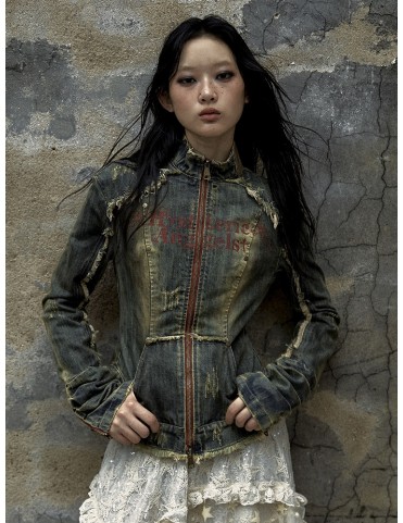 Veste en jean délavé bleu punk avec détails usés, patch croix et impri