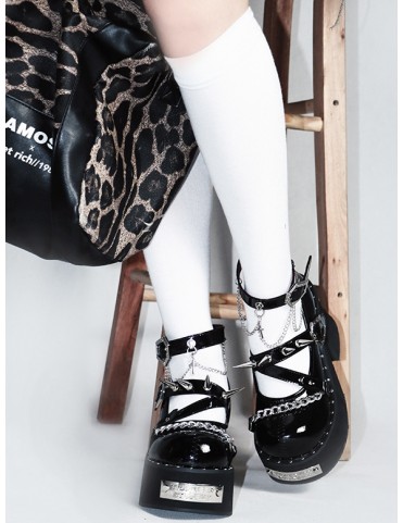 Plateformes noires à talons épais et clous