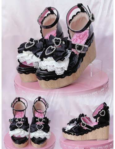 Sandales compensées noires style Showa - Boucles cœur perlées, détails