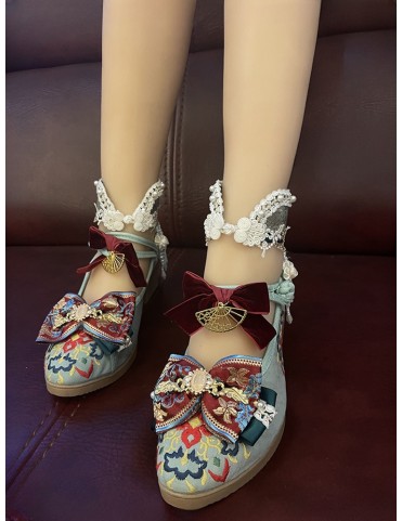 Escarpins Lolita à nœud floral brodé, perles blanches et motifs zombie